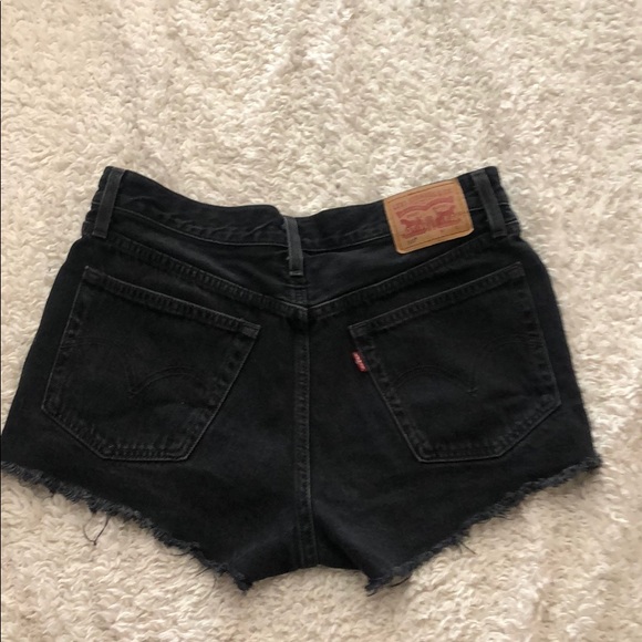 Mid-rise black Levi shorts - Picture 2 of 4